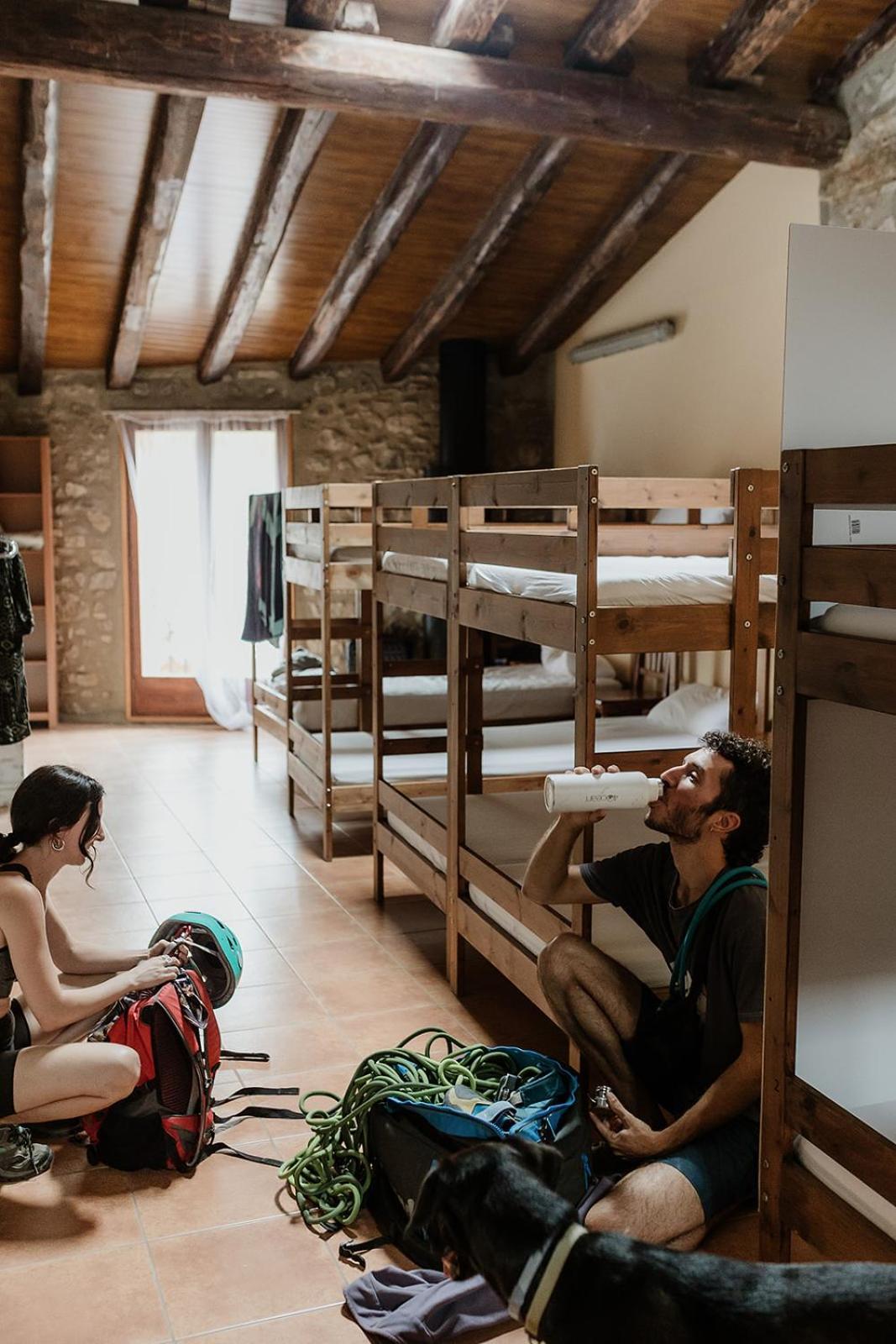 El Refugi Hostel Arboli Luaran gambar